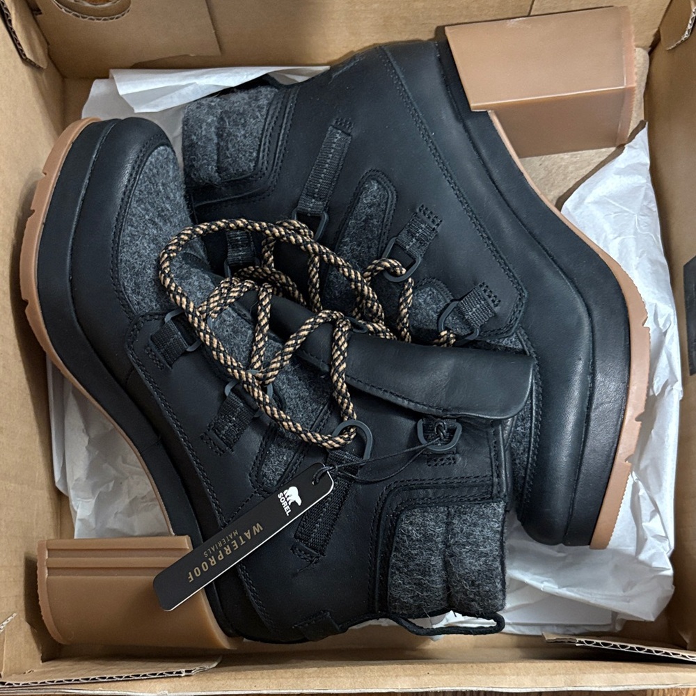 NWT - Sorel Blake lace Waterproof Black and Tan Boots - size 7